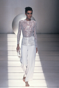 1378591754_GiorgioArmani1997WomenRTW21.thumb.jpg.01c197f0245963435a31b53afa6fb193.jpg