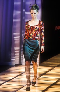 1396792688_Versace1997WomenRTW23.thumb.jpg.0b3e40bd39f5a25b2200a49428a5af7c.jpg