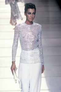 1405847384_GiorgioArmani1997WomenRTW20.thumb.jpg.e11448dd862b69aa365f95519df8fc73.jpg
