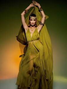 1436023005_VogueParisMayJune2020105.thumb.jpg.fcc2a31e5f7b5632d9cb835838716b6b.jpg