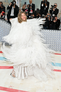 1446864216_The2023MetGala-KarlLagerfeld-ALineofBeauty-Arrivals12.png