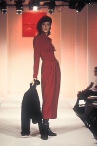 1477066282_EmanuelUngaro1993WomenRTW13.thumb.jpg.3f4604cbe67d0fc11890d3195da95883.jpg