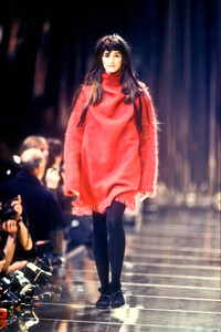 1486193792_YohjiYamamoto1992WomenRTW140.thumb.jpg.1ea2288b3e62c6b301780c7ac1c93ad6.jpg