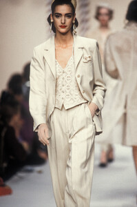 1486275767_CherMichelKlein1992WomenRTW24.thumb.jpg.ac42b2f5e704452954a7ceb03fe9261e.jpg