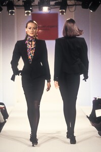 1486525927_EmanuelUngaro1993WomenRTW64.thumb.jpg.4b32c80fa4546249c5ed29025edf7e53.jpg