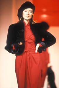 1499440855_EmanuelUngaro1993WomenRTW12.thumb.jpg.e7908e16466f9fb01ccab5f758be71ab.jpg