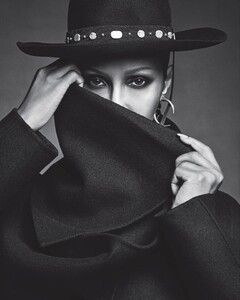 1503947187_VogueItaliaOctober20172.thumb.jpg.eb9d77e70db48f4400475a3aac9d9a0d.jpg