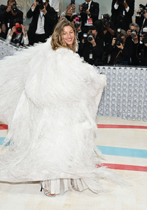 1504280506_The2023MetGala-KarlLagerfeld-ALineofBeauty-Arrivals8.png