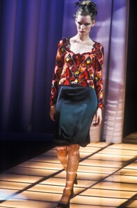 1542266843_Versace1997WomenRTW24.thumb.jpg.0b58e37d399dbd78383456ae31551c78.jpg