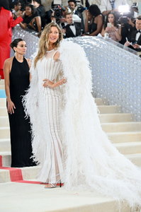 1613591008_The2023MetGala-KarlLagerfeld-ALineofBeauty-Arrivals.png