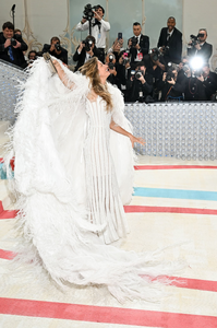 163804375_The2023MetGala-KarlLagerfeld-ALineofBeauty-Arrivals10.png