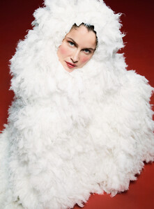 1662528137_VogueFranceMarch2022126.thumb.jpg.139f6e5d9f21f11ad2fe202d5d1a0538.jpg