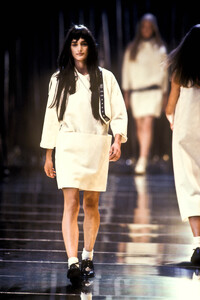 1676884041_YohjiYamamoto1992WomenRTW41.thumb.jpg.568e826cd65cc087785e433369385328.jpg