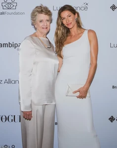1684781026_755_Gisele-Bundchen-42-is-radiant-in-a-white-gown-at.thumb.webp.49eb9a0ab2c25f7cf5ca4e3121f5b849.webp