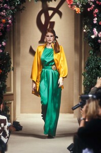 1695422870_YvesSaintLaurent1992HauteCouture116.thumb.jpg.64cad989203a382f22e2944939b2c788.jpg