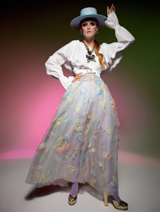 1744540688_VogueParisMayJune2020111.thumb.jpg.55e4aeb8d6697c35c3e090a447fb5e59.jpg