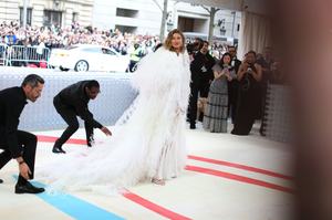 1751779706_The2023MetGala-KarlLagerfeld-ALineofBeauty-Arrivals3.png