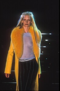 1758671120_Versace1998WomenRTW4.thumb.jpg.38ba956e923de4fa709bc271c408017f.jpg