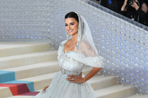 1759646522_The2023MetGalaCelebratingKarlLagerfeld-ALineOfBeauty-Arrivals61.png