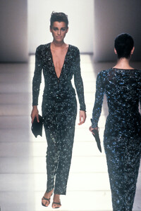 1763299463_GiorgioArmani1997WomenRTW27.thumb.jpg.c12865d9ce9d04832b7fa48bdf16f351.jpg