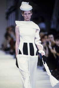 176642297_YohjiYamamoto1991WomenRTW11.thumb.jpg.1c7b8ffc0109d0120772cb0d5596ef08.jpg