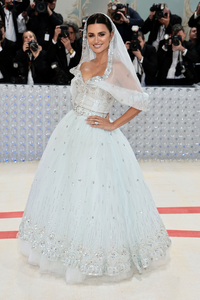 1778356280_The2023MetGalaCelebratingKarlLagerfeld-ALineOfBeauty-Arrivals37.png