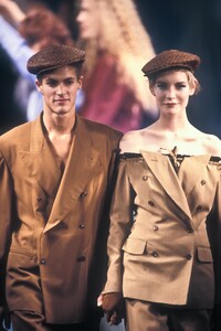 1792589169_JeanPaulGaultier1991WomenRTW63.thumb.jpg.86781dfd26d531204837e9adbc18d72d.jpg