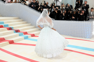 1810111800_The2023MetGalaCelebratingKarlLagerfeld-ALineOfBeauty-Arrivals47.png
