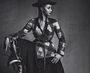 1810920373_VogueItaliaOctober20175.thumb.jpg.aac9a270610b9e5d93ed91d0b44f0bd9.jpg