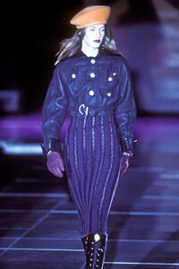 1834905520_Versace1993WomenRTW104.thumb.jpg.670cefec2d20aec0774992627cd8ccd1.jpg