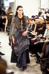 185768205_Prada1990WomenRTW11.thumb.jpg.5b926b36b294edf12fc17af83910fd1b.jpg