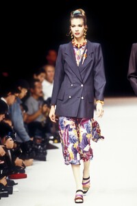 1882455957_EmanuelUngaro1993WomenRTW80.thumb.jpg.e958febd4098b4a82184ca62645772d7.jpg