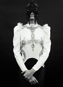 1904628054_VogueSpainApril2017-010.thumb.jpg.04cf546e6547b368bc832e080bb26187.jpg