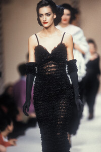 190769673_CherMichelKlein1992WomenRTW71.thumb.jpg.959e0d1da48ce1518806cd1421a6a908.jpg