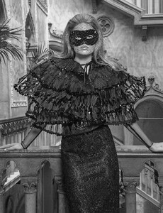 1951690197_VogueParisNovember201715.thumb.jpg.b30e4cfc3f7af03a76cad5a8822705b7.jpg