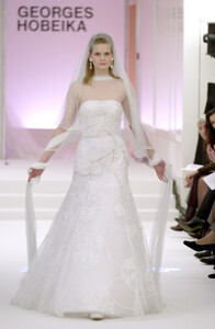 197572440_GeorgesHobeika2001HauteCouture34.thumb.jpg.20201eeb26189de776b589a0b630c477.jpg