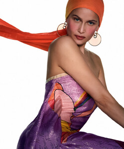 1982130194_VogueFranceMarch2022130a.thumb.jpg.5dadbfd179a4b5d89aebb9105ec9ec96.jpg