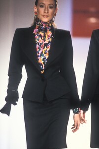 2024054948_EmanuelUngaro1993WomenRTW65.thumb.jpg.ffc13c8aca5f0752389f891a9c80db98.jpg