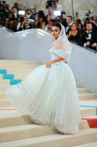 2086868518_The2023MetGalaCelebratingKarlLagerfeld-ALineOfBeauty-Arrivals19.png