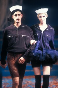 2098954964_JeanPaulGaultier1991WomenRTW74.thumb.jpg.d5bbaa1755befc7663398f5a3e05786e.jpg