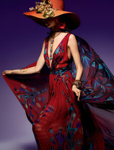 212215778_VogueParisMayJune2020118.thumb.jpg.4159dfa45f55c71f782733a1b4304528.jpg