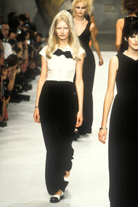 2123711265_Chanel1996WomenRTW153.thumb.jpg.4662018447d65c74c8602ac9e3463a06.jpg
