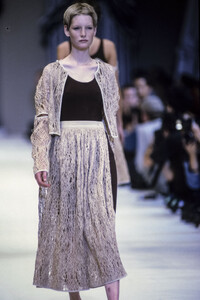 2125863652_YohjiYamamoto1991WomenRTW16.thumb.jpg.fc6193653210cf172bbea13137a48cf3.jpg