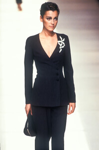 220387771_GiorgioArmani1997WomenRTW45.thumb.jpg.086291bbbc2218e0d9349f5b8080eba0.jpg