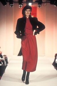 227327326_EmanuelUngaro1993WomenRTW11.thumb.jpg.8a19bf98c2b83fffc0cc2b611717c912.jpg