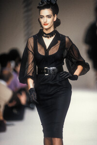 329612295_CherMichelKlein1992WomenRTW44.thumb.jpg.e277ada639ac78b01e622347b88aa837.jpg