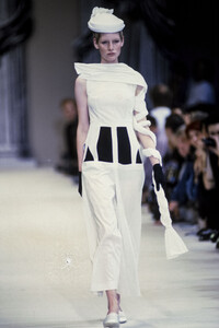 345027589_YohjiYamamoto1991WomenRTW10.thumb.jpg.2fc393e21f196a9d0d27d4963a6c26e1.jpg