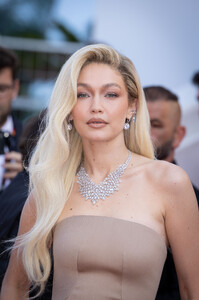 355184032_picturepub-gigi-hadid-076.jpg