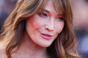 355184696_picturepub-carla-bruni-004.jpg