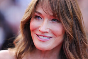 355184700_picturepub-carla-bruni-005.jpg